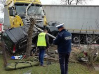 policjanci pracują na miejscy wypadku w miejscowości Drużbice Kolonia