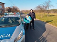 dzielnicowy ze szlachetną paczką dla 81-letniej mieszkanki gminy Zelów