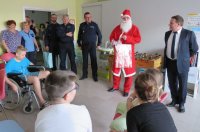 Komendanci i Święty Mikołaj z wizytą na oddziale dziecięcym