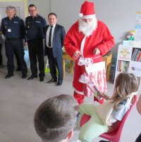 Komendanci, dyrektor szpitala i Św. Mikołaj z wizytą u małych pacjentów