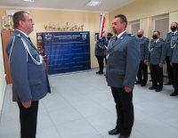 Dowódca uroczystości składa meldunek Komendantowi Powiatowemu Policji w Bełchatowie