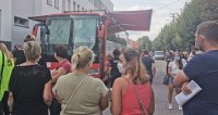 przed KPP Bełchatów stoi krwiobus oraz mieszkańcy i policjanci czekający na oddanie krwi