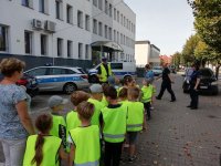 policjanci na spotkaniu z przedszkolakami, w sposób praktyczny, uczą ich bezpiecznych zachowań podczas przejść dla pieszych