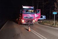 Miejsce wypadku z udziałem rowerzysty. na zdjęciu widoczny przód samochodu ciężarowego marki VOLVO o który oparty jest rower . W tle widać radiowóz policyjny , droga w miejscowości Tatar gmina Szczerców powiat bełchatowski