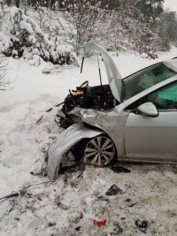 miejsce wypadku. Droga w miejscowości Czarny Las, Zima .na zdjęciu uszkodzony pojazd koloru siwego , nie widać jakiej marki, rozbity cały przód auta