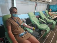 dwie kobiety cywilnemu siedzą w krwiobusie podczas akcji honorowego krwiodawstwa