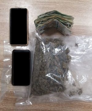 zabezpieczone narkotyki ( susz marihuany zapakowany w woreczek foliowy ) oraz peniądze