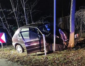 rozbity pojazd który uderzył w drzewo