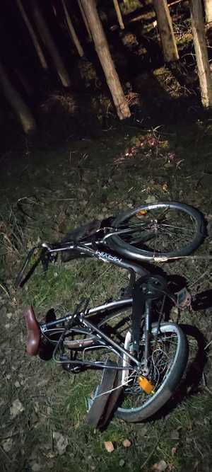 widok uszkodzonego roweru po zdarzeniu drogowym