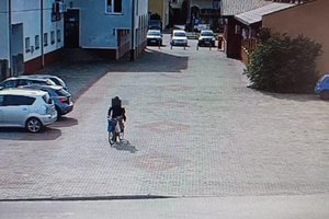 zapis monitoringu z zanimizowanym wizerunkiem sprawcy poruszającym się skradzionym rowerem