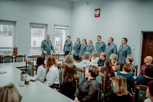 Komendant Powiatowy Policji w Bełchatowie składa życzenia pracownikom cywilnym