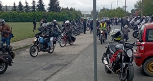 rozpoczęcie sezonu motocyklowego. na drodze motocykliści, policjanci zabezpieczają ich przejazd.