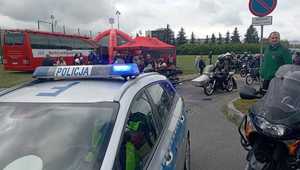 rozpoczęcie sezonu motocyklowego. na drodze motocykliści, policjanci zabezpieczają ich przejazd.