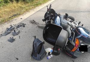 miejsce wypadku motocyklisty, na zdjęciu widoczny rozbity motocykl, który leży na drodze.