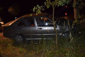 samochód osobowy, który uderzył w drzewo