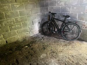 miejsce odnalezienia skradzionego roweru, wnętrze pustostanu, w którym stoi rower.