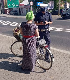 policjant w czasie kontroli rowerzysty.