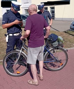 policjant w czasie kontroli rowerzysty.