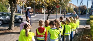 policjanci uczą dzieci bezpiecznych zachowań na przejściu dla pieszych.