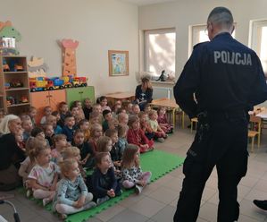 spotkanie z policjantem, dzieci w przedszkolu i policjant.