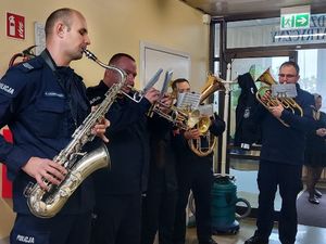 policyjni muzycy grają na instrumentach dętych na korytarzu oddziału szpitalnego.