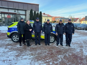 nowy radiowóz, policjanci i wadze samorządowe gminy kleszczów, w tle radiowóz który stoi przez budynkiem Urzędu Gminy w Kleszczowie.