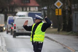 policjant ruchu drogowego kierujący ruchem