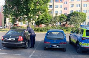 policjant sprawdza wnętrze pojazdu.
