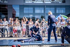 policjanci podczas pokazu sztuk walki.