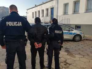 policjanci prowadzą zatrzymanego sprawcę wypadku