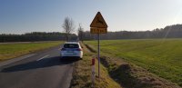 radiowóz stoi na drodze