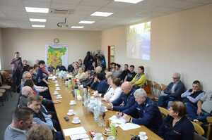 POLICJANCI podczas debaty społecznej poświęconej bezpieczeństwu w ruchu drogowym na terenie Gminy Szczerców.