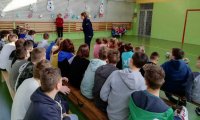 policjant na spotkaniu z dziećmi