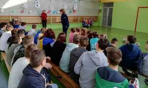 policjant na spotkaniu z dziećmi