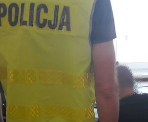 policjant w czasie przesłuchania podejrzanego. czynność prowadzona  przez funkcjonariuszy  z bełchatowskiej dochodzeniówki