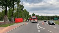wypadek motocyklisty w miejscowości Łękawa w powiecie bełchatowskim, na fotografii miejsce zdarzenia oraz radiowóz straży pożarnej