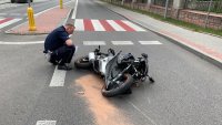 wypadek motocyklisty w miejscowości Łękawa w powiecie bełchatowskim, policjant w trakcie oględzin motocykla