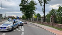 wypadek motocyklisty w miejscowości Łękawa w powiecie bełchatowskim, policjanci na miejscu zdarzenia