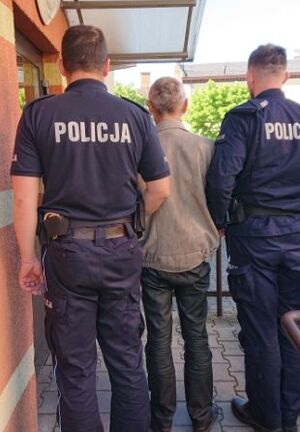 policjanci prowadzą sprawcę kradzieży roweru