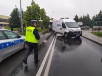 policjanci pracują na miejscu wypadku drogowego, gdzie potrącony został rowerzysta
