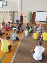 policjanci na spotkaniu  z dziećmi w PCS w Bełchatowie. Omówiono zasady bezpieczeństwa w czasie wakacji