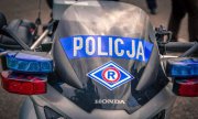 napis policja na przodzie motocykla policyjnego