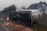 Pojazd ciężarowy typu cysterna, który uderzył w betonowy płot posesji