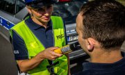 policjantka bada trzeźwość kierowcy