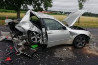 widok zniszczonego w wypadku auta