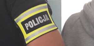 napis policja na opasce założonej na przedramieniu