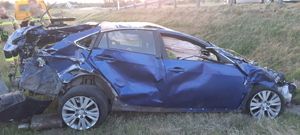 samochód osobowy marki Mazda po dachowaniu, widoczne uszkodzenia