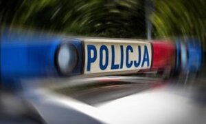 foto poglądowe, policyjny kogut na dachu radiowozu