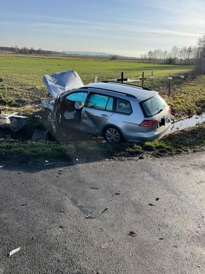 miejsce wypadku dwóch osobówek, droga krajowa 74, bmw zderzył się z volkswagenem, na miejscu policja i straż