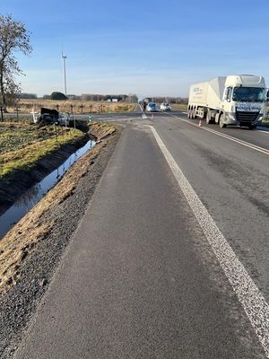 miejsce wypadku dwóch osobówek, droga krajowa 74, bmw zderzył się z volkswagenem, na miejscu policja i straż